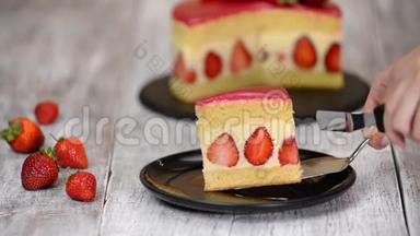<strong>草莓蛋糕</strong>弗雷西耶。 一块放在木桌上的白色盘子里的<strong>草莓蛋糕</strong>